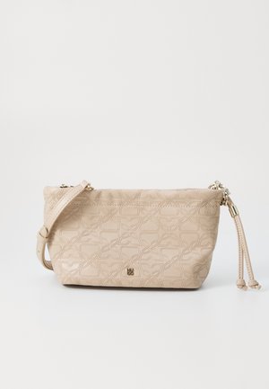 Beige læder crossbody taske med præget mønster, justerbar rem og guldkædedetalje på en hvid baggrund.