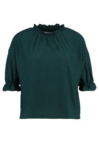 Mörkgrön texturerad blus med en volangdetalj vid halsen och korta puffärmar. Materialet har ett subtilt prickigt mönster över hela.