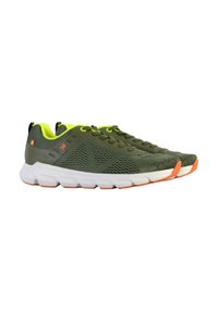 Scarpe da ginnastica verdi con tomaia in rete, accenti gialli brillanti e suola bianca. Le caratteristiche includono un design testurizzato e punte arancioni.