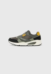 Baskets décontractées en gris, noir et jaune avec une semelle blanche, un design à lacets et la marque "Armani Exchange" sur le côté.