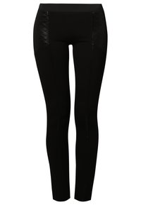 Leggings noirs ajustés avec des panneaux matelassés imitation cuir le long de la partie supérieure avant des cuisses, taille élastique, jambes slim longueur complète.