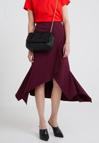 DKNY Bältesväska - black