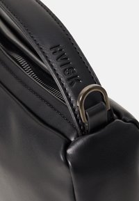 HVISK TATE SOFT STRUCTURE - Torbica - contrast black