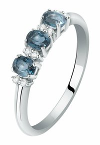 Drei ovale blaue Edelsteine in Silber gefasst, flankiert von vier kleineren klaren Steinen. Der Ring ist schlank und poliert.