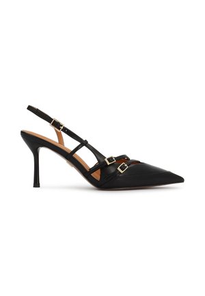 Sort læder højhælet slingback sko med spids snude, tynde stropper og tre guldspænder på hvid baggrund.