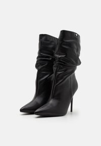 Bottines à talons hauts - black