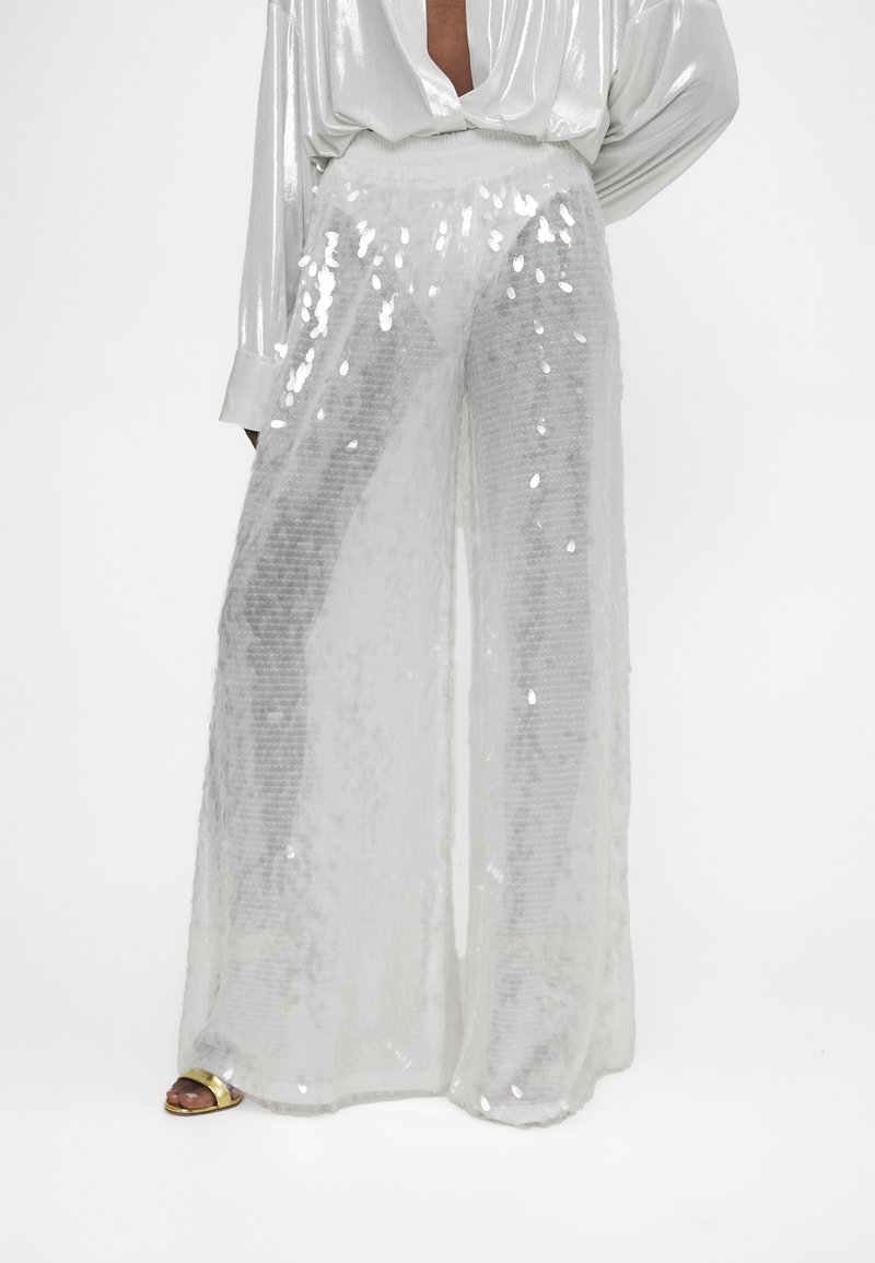 Norma Kamali BOYFRIEND ELEPHANT - Nohavice - clear/white
