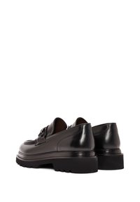 Zapatos de cuero negro con un diseño elegante, puntera redondeada y suela de goma. Presenta un distintivo acento de hebilla y una textura suave.