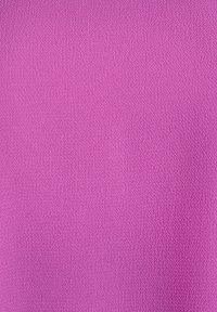 Violeta auduma ar teksturētu, austu rakstu, kas izceļas ar nedaudz paaugstinātu, graudainu virsmu. Krāsa vienmērīga visā materiālā, bez redzamām akcijām.