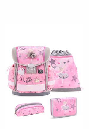 Rosa Rucksack-Set umfasst einen Haupt-Rucksack mit Netz-Akzenten, dekorativen Aufnähern und zwei kleineren Accessoires. Enthält Sternenmuster und Ballett-Motive.