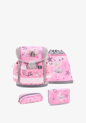 Rosa Rucksack-Set umfasst einen Haupt-Rucksack mit Netz-Akzenten, dekorativen Aufnähern und zwei kleineren Accessoires. Enthält Sternenmuster und Ballett-Motive.
