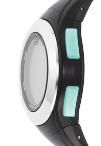 Orologio digitale nero con cassa argentata, display chiaro e pulsanti verdi sui lati. Presenta l'indicazione di resistenza all'acqua e un'opzione di ripristino.