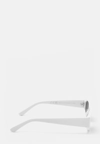 Ochelari de soare albaști cu un design minimalist, având brațe subțiri și lentile întunecate. Fabricati din plastic cu o textură netedă. Marcaj CE.
