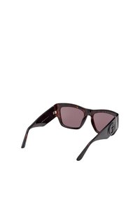 Hnědé želvovinové sluneční brýle mají moderní úhlový design, tmavé čočky a detail loga na boku. Odolné plastové rámy.