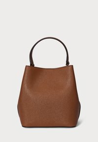 Bolsa de balde em couro sintético castanho com uma silhueta estruturada, alça curta e arredondada, e uma superfície texturizada. Sem hardware ou adornos visíveis.