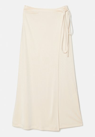 Gonna avvolgente beige realizzata in tessuto liscio e leggero, con un nodo in vita e una slice laterale per facilitare i movimenti.