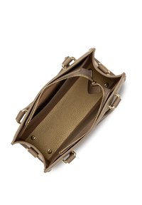 Borsa in pelle taupe con zip e hardware dorati, aperta per mostrare l'interno vuoto e testurizzato con scomparti strutturati.