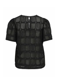Blouse noire à manches courtes avec un motif à carreaux structuré, texture perforée légère, détail à ouverture en forme de trou de serrure dans le dos et encolure ronde.