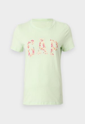 Hellgrünes, kurzärmeliges T-Shirt mit Rundhalsausschnitt und dem Schriftzug „GAP“ in großen, floral gemusterten Buchstaben auf der Vorderseite.
