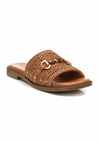 Sandalia deslizante tejida en marrón con una amplia correa con un detalle de cadena dorada, plantilla de cuero suave y tacón de madera bajo.