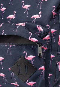 Zaino in tessuto blu navy con motivo di fenicotteri rosa, dotato di una tasca con zip e un'accademia in pelle nera a forma di diamante.
