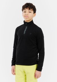 Czarny polarowy pulower z wysokim kołnierzem i półzamkiem; na przodzie znajduje się logo "Protest"; gładka tekstura.