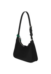 Melna plecu soma ar regulējamu siksniņu, sudraba rāvējslēdzis un smalki dekoratīvi zaļi un melni pērlīši tuvu rāvējslēdzim.