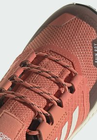 adidas Terrex TERREX TRAILMAKER RAIN.RDY HIKING - Zapatillas de senderismo - white coral gold coloured