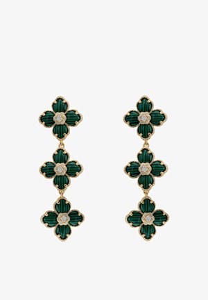 Boucles d'oreilles en or composées de trois formes de trèfles à quatre feuilles vertes reliées, chacune centrée par de petites pierres précieuses claires.
