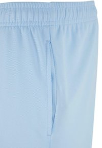 Lysblå atletiske shorts lavet af åndbart mesh-stof, med elastisk taljebånd og sidelommer. Glat tekstur.