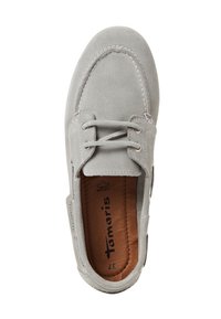 Scarpa in suede grigia con lacci, punta rotonda, dettagli cuciti e una soletta marrone con il nome del marchio "Tamaris."