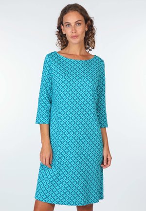 Türkises Kleid mit geometrischem Muster, Dreiviertelärmeln, einem Bootsausschnitt und einer lässigen A-Linien-Form. Hergestellt aus einem weichen, leichten Stoff.