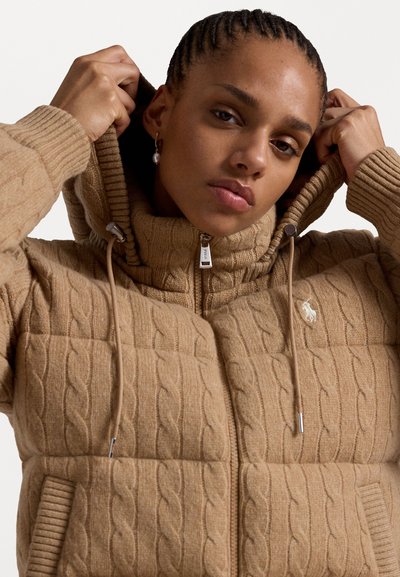 Polo Ralph Lauren CABLE KNIT HOODED DOWN COAT - Páperová bunda - collection camel