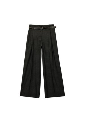 Zwarte wijde broeken met verticale streepjes, voorzien van een gestructureerde riem en een gepolijste pasvorm, gemaakt van een gladde stof.