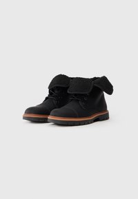Botas de tobillo negras con parte superior texturizada, cuello de forro polar extraíble, diseño de cordones y suela de goma con un acento de madera.