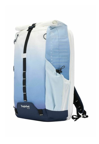 Zaino con gradiente blu e bianco, design a risvolto, spallacci regolabili, tasca esterna in rete e logo "Tropicfeel" nella parte inferiore.