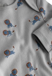 Combinaison en coton gris présentant un motif répétitif de lions bleus espiègles avec des crinières brunes, col côtelé et manches courtes.