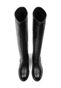 Hohe schwarze Stiefel mit strukturiertem Krokodilmuster, abgerundeten Zehen und glatten Sohlen, aufrecht vor einem weißen Hintergrund präsentiert.