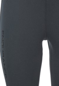 Leggings atletici neri con una texture liscia, caratterizzati dalla parola "ENDURANCE" stampata in orientamento verticale lungo la gamba sinistra.