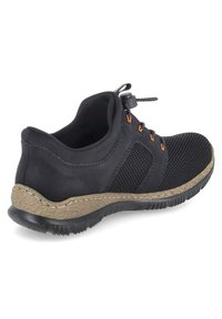 Baskets noires avec dessus en maille et synthétique, bout rond, semelle en caoutchouc texturé, lacets élastiques et accents orange contrastants.