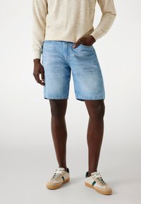 RODEO REGULAR FIT - Džinsa auduma šorti - himmelblau
