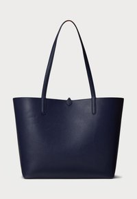 Ναυτικό μπλε δερμάτινη τσάντα tote με δύο μακριές λαβές, υφή από βότσαλο, ανοιχτή κορυφή και μια μικρή λεπτομέρεια κλεισίματος στο κέντρο.
