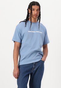 Red Bull Racing x Pepe Jeans GLOBE GRAPHIC TEE - Apdrukāts T-krekls - soho blue