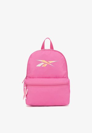Pequeña mochila rosa con bolsillo frontal con cremallera, asa superior y logo iridiscente en el compartimento principal.