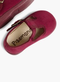 Zapato mocasín de ante burdeos con lados troquelados y una correa con hebilla. Cuenta con una plantilla de textura suave con "Pisamonas" impreso en el interior.