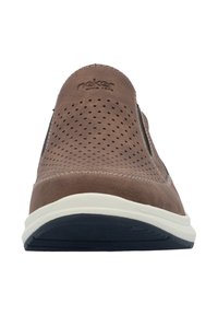 Brauner Slipper aus Wildleder und Leder, mit durchbrochenem Design, hellfarbiger Sohle und dezentem Branding an der Ferse.