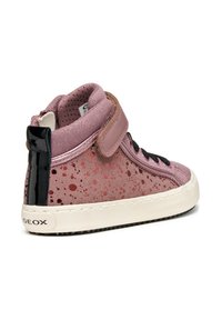 Sneaker typu high-top w kolorze mauve z czarnymi akcentami i łezkowatym wzorem. Posiada rzep, okrągły nosek oraz teksturowaną gumową podeszwę.