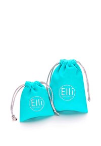 Turkusowe woreczki z aksamitu ze sznurkiem, jeden większy i jeden mniejszy, z srebrnymi dodatkami i logo z napisem "Elli WE ♥ JEWELS" na każdym z nich.