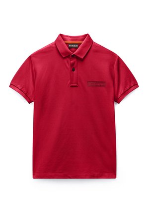 Rød poloshirt med korte ærmer, to sorte knapper, en krave og en lille præget Napapijri-logo på venstre bryst.