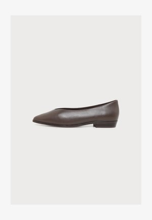 Zapato plano de cuero marrón con punta afilada y tacón bajo apilado, mostrado de perfil sobre un fondo blanco liso.